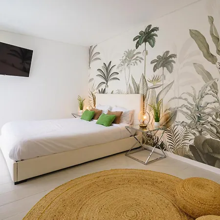 Tropical With Jacuzzi And Private Swimming Pool